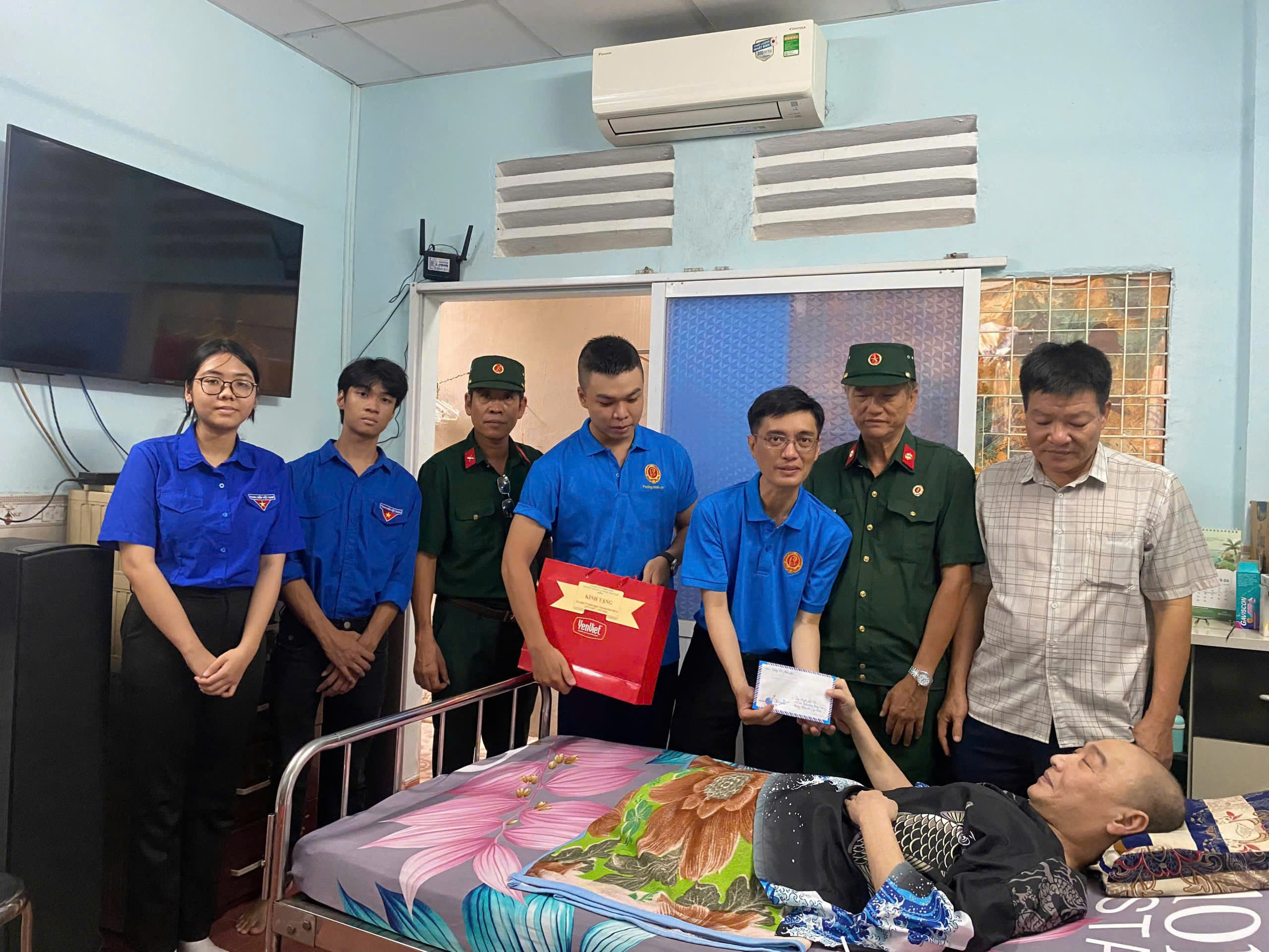 Thăm hỏi và tặng quà cho gia đình thương binh, liệt sĩ nhân kỷ niệm 79 năm ngày Thương binh liệt sĩ (27/7/1947– 27/7/2026)